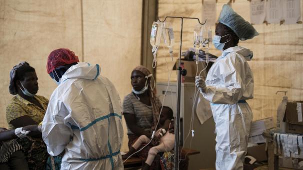 <p>Gesundheitspersonal behandelt Cholera-Patienten im Bwaila-Krankenhaus.</p>