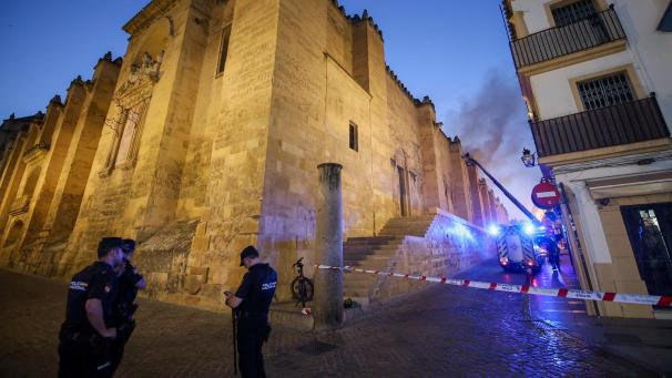 <p>Feuerwehreinheiten und Mitglieder der Guardia Civil sind bei dem Brand in der Moschee von Córdoba im Einsatz.</p>