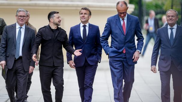 <p>Keir Starmer (l-r), Premierminister von Großbritannien, Wolodymyr Selenskyj, Präsident der Ukraine, Frankreichs Präsident Emmanuel Macron und Donald Tusk, Ministerpräsident von Polen, gehen gemeinsam durch den Garten des Marienpalastes nach der Pressekonferenz im Rahmen des Treffens der Koalition der Willigen in Kiew.</p>