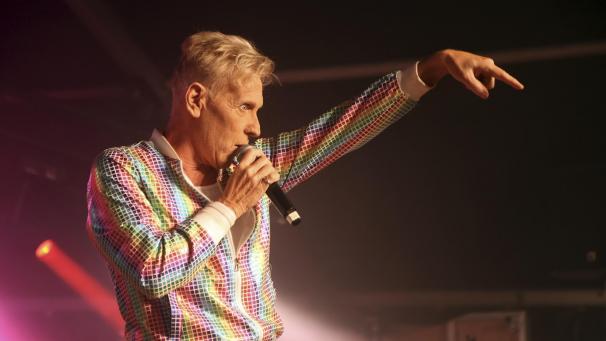 <p>Trotz seiner 71 Jahre strotzt Plastic Bertrand nur so vor Energie: Der belgische Sänger brachte das große Partyzelt des Malmedyer Festivals „Vibrations“ zum Beben.</p>