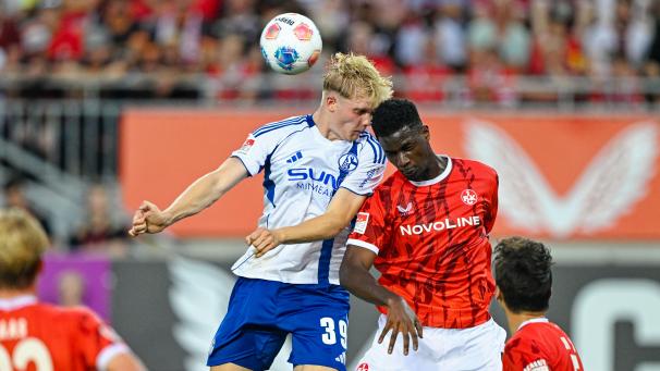<p>Peter Remmert (links) und Maxwell Gyamfi (rechs) im Kopfballduell</p>