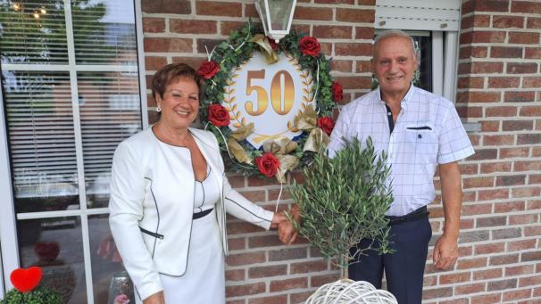 <p>Das Haus des Paares in Stendrich ist anlässlich des Festes bunt geschmückt.</p>