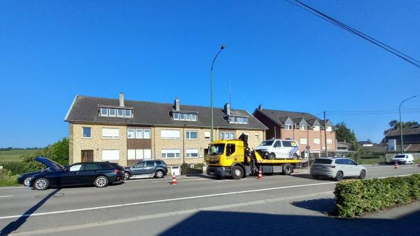 <p>Der Einsatzwagen der Polizei musste nach dem Unfall in Eynatten abgeschleppt werden.</p>