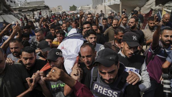 <p>Palästinenser tragen den Leichnam des Al-Dschasira-Korrespondenten Anas al-Scharif, der zusammen mit anderen Journalisten bei einem israelischen Luftangriff getötet wurde, während seiner Beisetzung vor dem Schifa-Krankenhaus.</p>