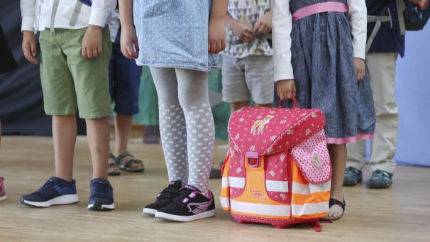 <p>Die Abschaffung des Schulbonus sorgt für politischen Streit: Die Oppositionsfraktion Vivant wirft Ministerpräsident Oliver Paasch schwere Fehler in der Finanzpolitik vor.</p>