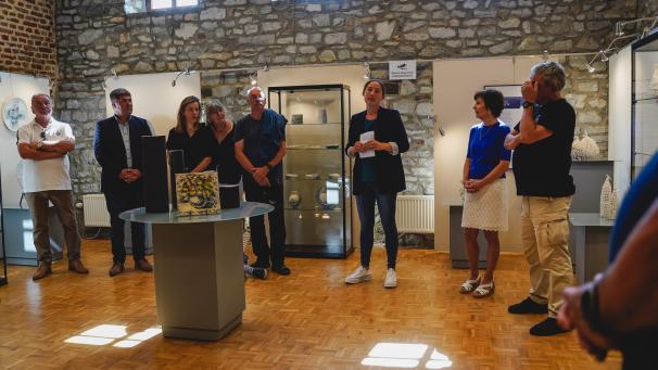 <p>Barbara Bong, Geschäftsführerin des Töpfereimuseums, führte am Sonntag in die Ausstellung ein.</p>