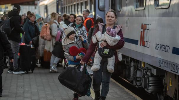 <p>Ukrainische Flüchtlinge besteigen am Bahnhof von Przemysl, Polen, einen Zug, der sie weiter nach Westen bringen soll. Dieses Bild entstand am 14. März 2022.</p>