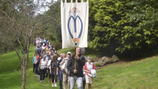 <p>Nicht nur wie hier an Mariä Himmelfahrt, sondern das ganze Jahr über suchen Gläubige die Lourdes-Grotte in Schönberg auf.</p>