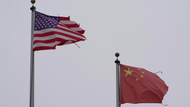 <p>Eine Flagge der USA weht neben einer Flagge Chinas: Washington und Peking haben ihre jüngste Zolleskalation vorerst vertagt.</p>