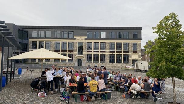 <p>In gemütlicher Runde wurde auf dem Dorfplatz gepicknickt.</p>