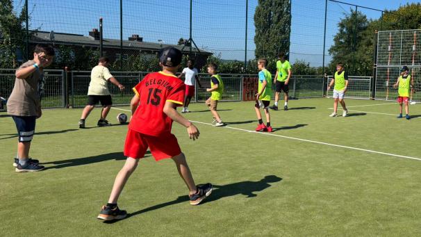 <p>Ob auf dem Fußballplatz oder in der Halle:BeimSport- und Ferienlager können sich die Kinder in unterschiedlichen Disziplinen ausprobieren.</p>