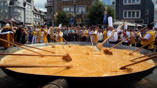 <p>Die Pfanne misst 4,5 Meter im Durchmesser.</p>