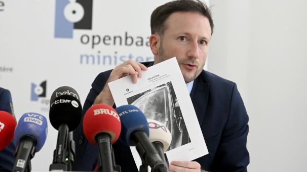 <p>Der Brüsseler Prokurator des Königs, Julien Moinil, zeigt ein Foto der durchlöcherten Windschutzscheibe eines Autos, in der eine Mutter mit ihrem Kind saß.</p>