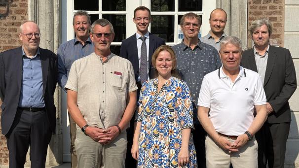 <p>Isabelle Weykmans (Mitte vorne) ist neues Mitglied im Medienrat der DG und ergänzt das bisher rein männliche Team. Die Aufgabe des Rats ist es, unabhängig die Meinungsvielfalt und medienrechtliche Standards zu überwachen.</p>