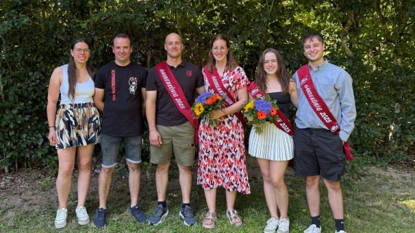 <p>Luca Hoffmann (v.r.n.l.) krönte sich mit Lea Peters an seiner Seite zum diesjährigen Gänsekönig im Ourgrund. Das Hahnenkönigspaar bilden Isabelle und Sebastian Gillessen, während sich Emanuel Hoffmann und Andea Hilgers Sackkönigspaar nennen dürfen.</p>