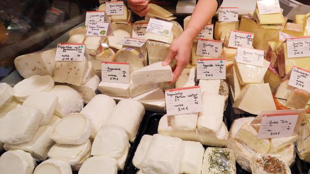 <p>Die belgische Lebensmittelaufsicht FASNK ruft mehrere in Frankreich hergestellte Käsesorten wegen Listerien zurück.</p>
