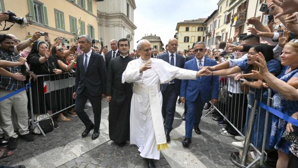 <p>Papst Leo XIV. begrüßt die Gläubigen nach einer Messe in der Parrocchia Pontificia di San Tommaso da Villanova (Päpstliche Pfarrei St. Thomas von Villanova).</p>