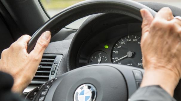 <p>Laut Vias setzen viele belgische Autofahrer beim Abbiegen nicht immer den Blinker – obwohl es Pflicht ist.</p>