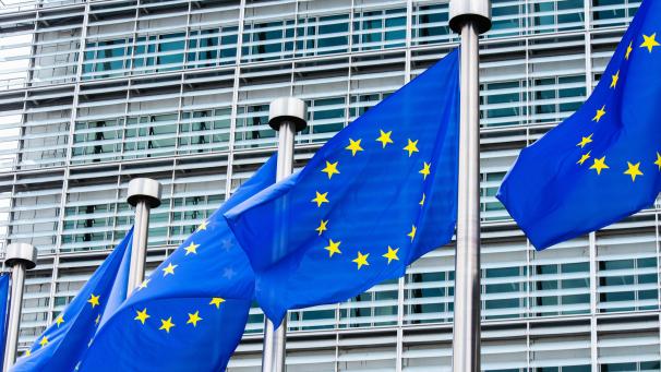 <p>Fahnen der Europäischen Union wehen vor dem Berlaymont-Gebäude in Brüssel, dem Sitz der EU-Kommission.</p>