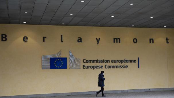 <p>Eine Passantin geht vor dem Schriftzug am Berlaymont-Gebäude entlang, dem Sitz der Europäischen Kommission.</p>