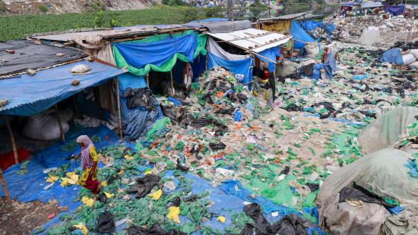 <p>Arbeiterinnen sortieren und trocknen gebrauchte Plastiktüten, nachdem sie sie in einer informellen Recyclinganlage in Dhaka, Bangladesch, gewaschen haben.</p>