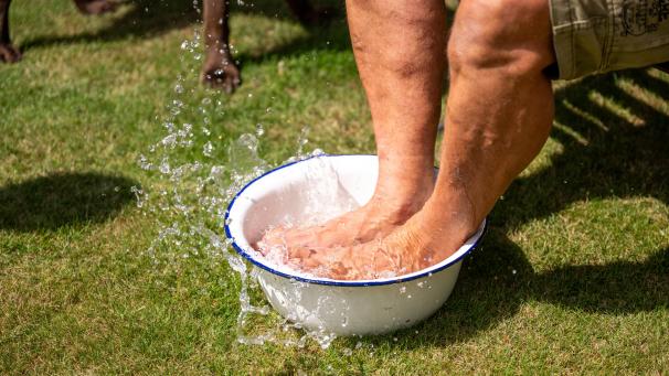 <p>Fußbäder, Wadenwickel oder Wassersprays können bei schweren Beinen im Sommer Erleichterung bringen.</p>