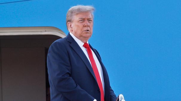 <p>US-Präsident Donald Trump geht an Bord der Air Force One.</p>