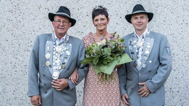 <p>Von links: Schützenkönig Bernard De La Haye, seine Gattin Sandra und Vize-Präsident Patrick Herzet.</p>