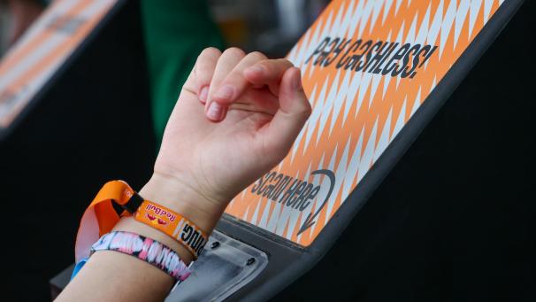 <p>Bargeldlose Bezahlsysteme auf Festivals sorgen für kürzere Schlangen, bringen aber oft Zusatzkosten und komplizierte Umrechnungen mit sich.</p>