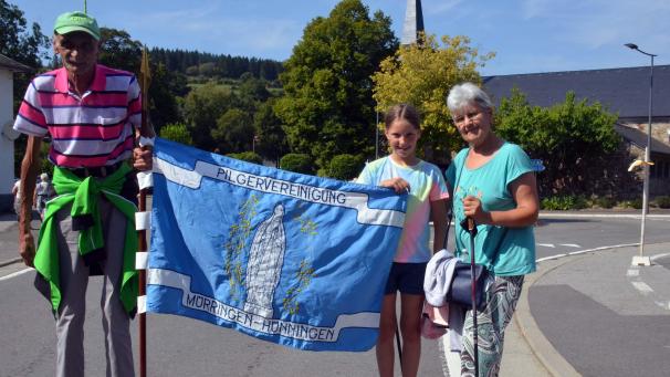 <p>Mitgründer Albert Velz, der schon bei der ersten Wallfahrt 1975 dabei war und sich seitdem jedes Jahr am 15. August auf den Weg nach Schönberg begibt, mit der jüngsten Teilnehmerin, Hanna Röhl aus Hünningen, mit ihrer Oma Ketchen.</p>
