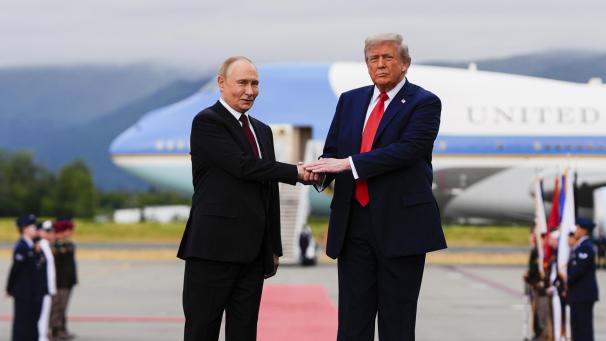 <p>US-Präsident Donald Trump (r) und der russische Präsident Wladimir Putin stehen auf der Joint Base Elmendorf-Richardson, Alaska, nebeneinander und geben einander die Hand.</p>