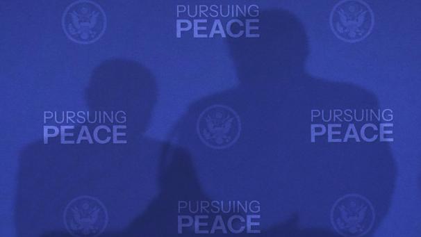 <p>Die Schatten von Präsident Donald Trump (rechts) und Russlands Präsident Wladimir Putin sind zu sehen, als sie an der gemeinsamen Pressekonferenz auf der Joint Base Elmendorf-Richardson in Alaska teilnehmen.</p>