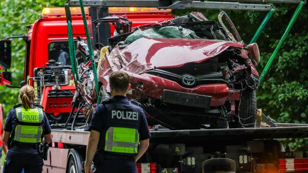 <p>Bei einem schweren Autounfall sind am frühen Morgen vier junge Mitfahrer ums Leben gekommen.</p>