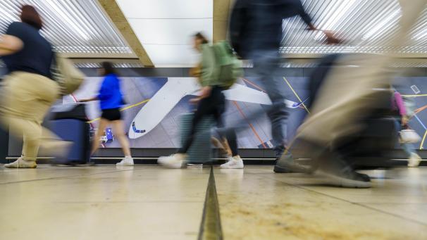 <p>Fliegen bedeutet meist ohnehin Stress - viele Menschen, Zeitdruck, Änderungen. Wenn auch noch Angst dazukommt, ist schon der Weg zum Gate ein Horrortrip.</p>