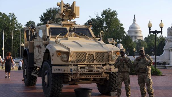<p>Mitglieder der Nationalgarde des District of Columbia patrouillieren vor der Union Station in Washington.</p>