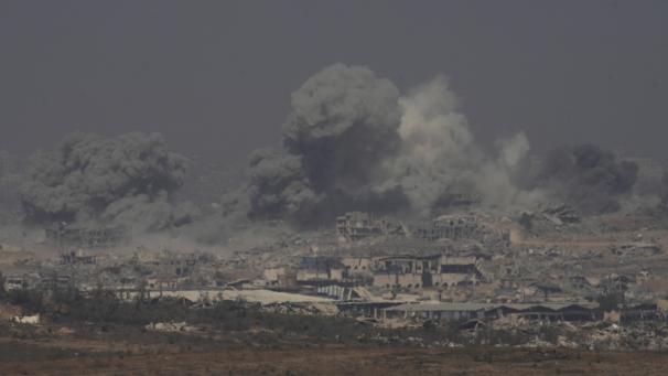 <p>Rauch steigt von einer Explosion im nördlichen Gazastreifen auf, vom Süden Israels aus gesehen.</p>