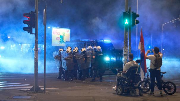 <p>Während der tagelangen Proteste gegen die Regierung kam es zu Zusammenstößen zwischen Demonstranten und der Bereitschaftspolizei in Belgrad, bei denen Tränengas eingesetzt wurde.</p>
