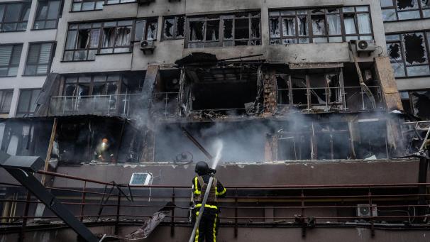 <p>Ein ukrainischer Feuerwehrmann löscht das Feuer in einem Wohnblock, der bei einem nächtlichen Drohnenangriff beschädigt wurde.</p>