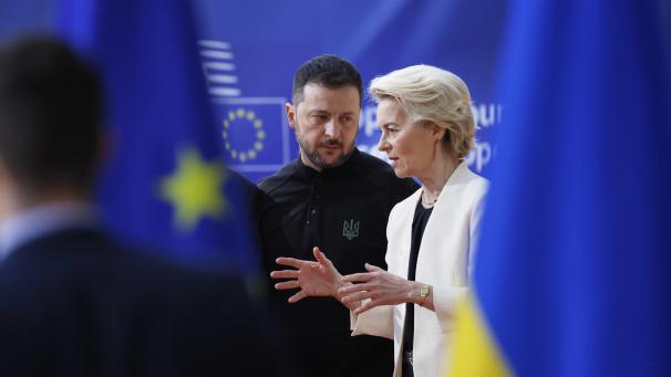 <p>Die Präsidentin der Europäischen Kommission, Ursula von der Leyen (r), spricht mit dem ukrainischen Präsidenten Wolodymyr Selenskyj als sie zu einem EU-Gipfel im Gebäude des Europäischen Rates ankommen.</p>