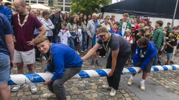 <p>Beim Aufstellen des Kirmesbaums sind kräftige junge Männer gefragt. Eine gehörige Portion Spaß ist natürlich mit dabei.</p>