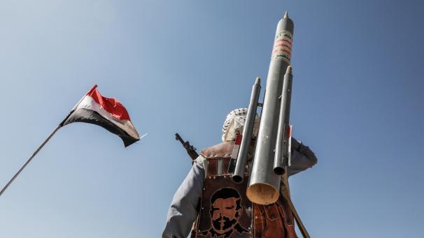 <p>Bewaffnete Mitglieder der vom Iran unterstützten Huthi-Miliz nehmen an einer Demonstration gegen die USA und Israel teil.</p>