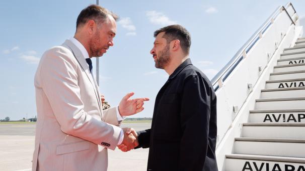 <p>Außenminister Maxime Prévot begrüßt den ukrainischen Präsidenten Wolodymyr Selenskyj am Sonntag auf dem Militärflughafen Melsbroek.</p>
