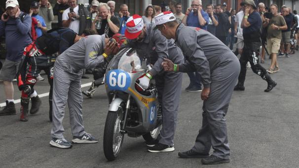 <p>Bei dem Höllenlärm der Honda RC174 mussten sich die Umstehenden die Ohren zuhalten.</p>
