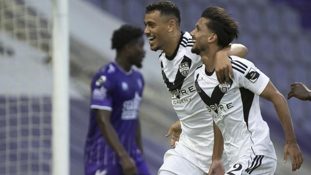 <p>Zakaria Atteri und Logan Delaurier-Chaubet (r.) nach dem Führungstreffer der AS gegen Beerschot</p>