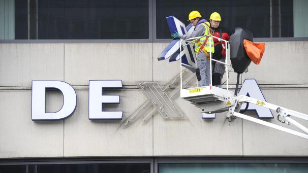 <p>Das Ende von Dexia Belgien. Die Bank wurde im Oktober 2011 vom belgischen Staat für vier Milliarden Euro übernommen. Wenige Monate später wurde sie in Belfius umbenannt.</p>