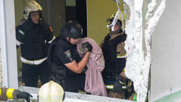 <p>Feuerwehrleute evakuieren eine Katze bei Such- und Rettungsarbeiten in einem beschädigten Wohnhaus nach einem russischen Raketenangriff in Charkiw.</p>