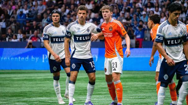 <p>Thomas Müller (Mitte) feierte sein Debüt für Vancouver.</p>