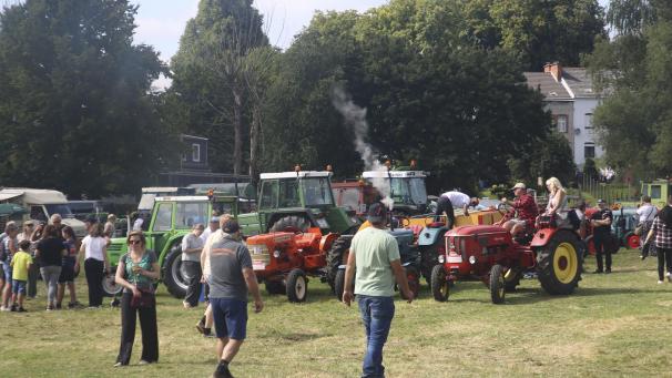 <p>Etwa 500 Traktoren, Autos und andere Oldtimer gab es am Sonntag im Rahmen derLontzener Kirmes zu begutachten.</p>