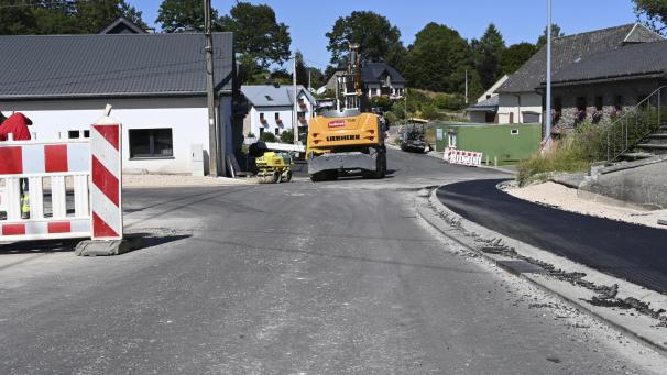 <p>Im Crombacher Dorfzentrum wird die zweite und letzte Asphaltschicht aufgetragen.</p>