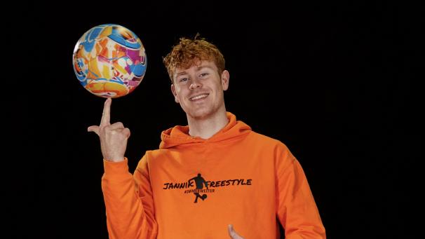 <p>Alleine auf TikTok folgen Jannick Freesytle knapp zwei Millionen Menschen. Dort veröffentlicht er Videos von Auftritten oder Kollaborationen mit bekannten Fußballprofis.</p>